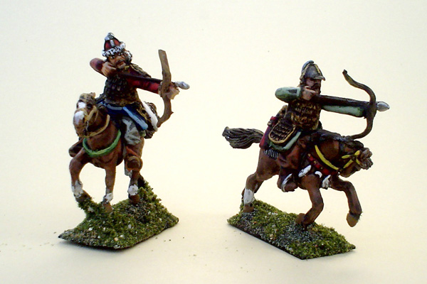 M 53 ARCIERI MONGOLI CON CORAZZA A CAVALLO (2 cavalieri diversi)